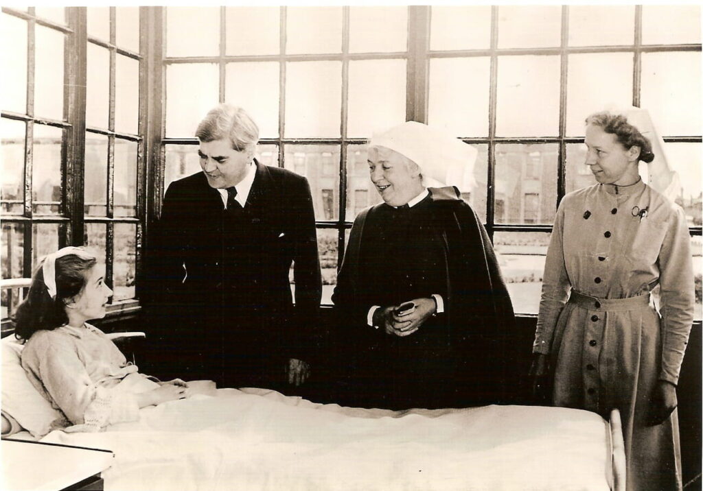 A photo of Aneurin Bevan with nurses and a patient